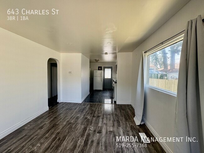 Photo du bâtiment - CHARMING 3 BED 1 BATH W/ LARGE YARD & CENTRAL AIR + HYDRO, WATER & GAS