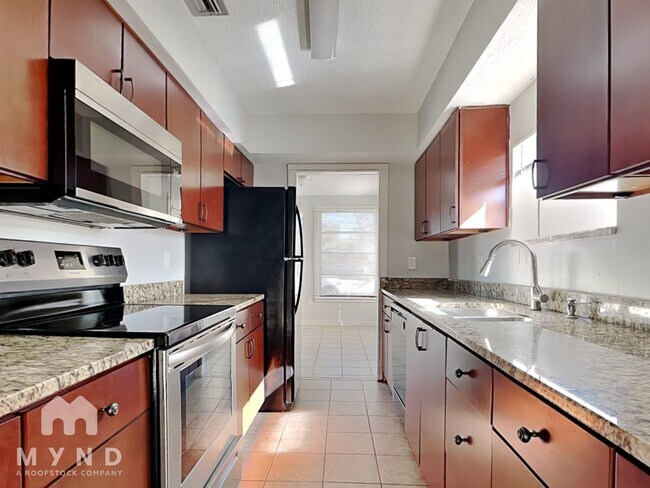 Foto del edificio - 6822 Oakdale Dr