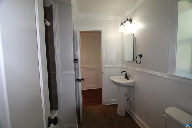 Building Photo - 2148 Lakeside Dr