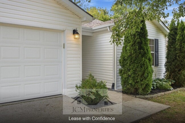 Building Photo - 700 Cottonwood Dr
