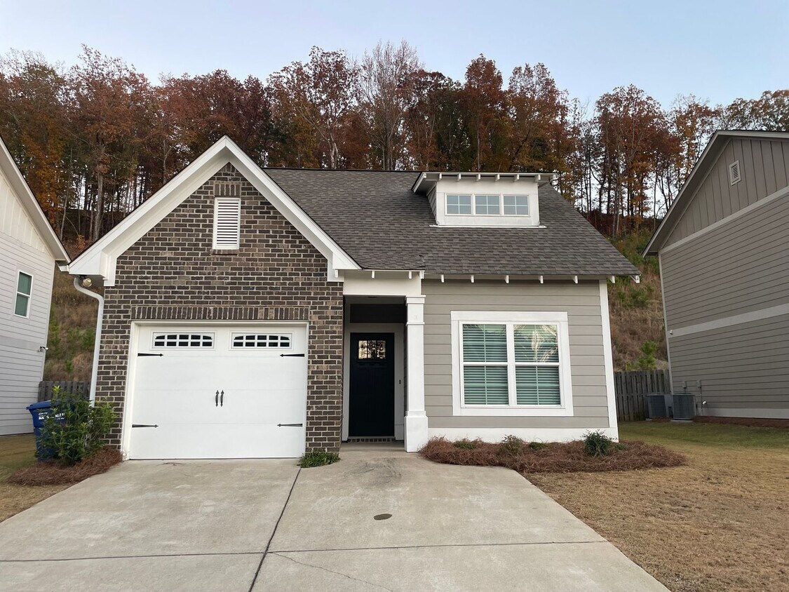 Primary Photo - One level home with GARAGE!