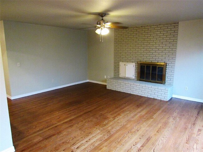 Foto del edificio - 9909 Sunnymeade Pl