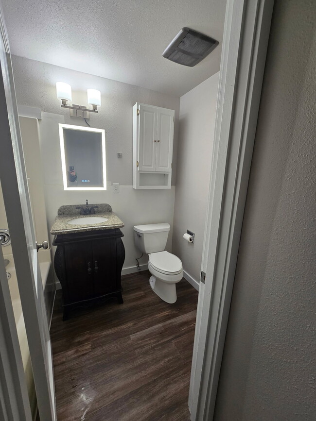 Building Photo - 1008 E Fellows St