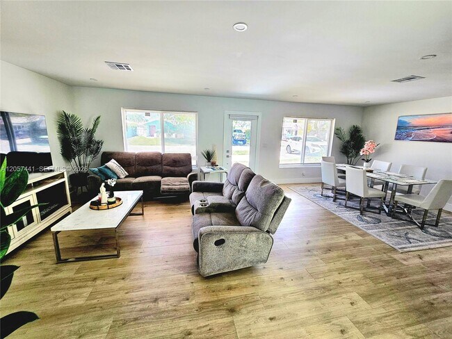 Foto del edificio - 1430 NE 53rd Ct