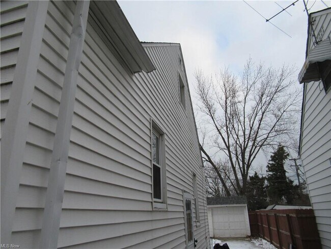 Building Photo - 13818 Belleshire Ave