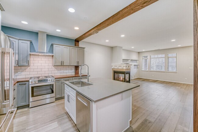 Building Photo - 2Bd/2.5Ba Issaquah Townhouse