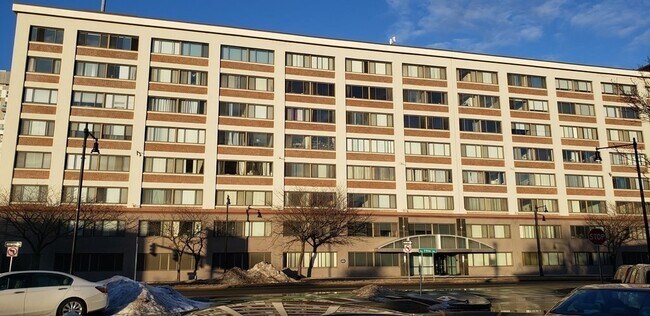 Foto del edificio - 169 Monsignor Obrien Hwy