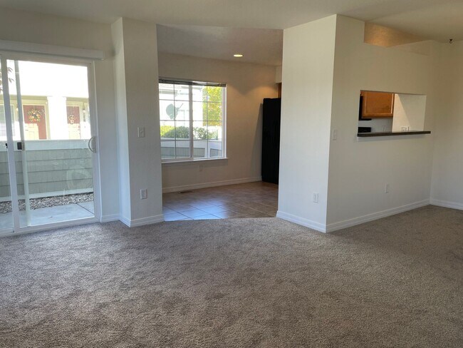 Building Photo - Spacious & Bright 2 BED/2.5 BATH Townhome ...