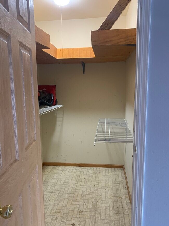 Building Photo - 701 Garden Cir
