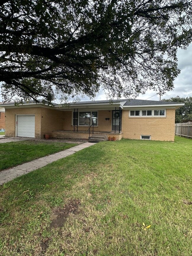 Building Photo - 1204 Bradley Rd
