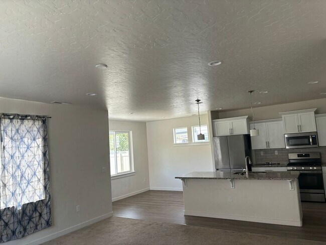 Building Photo - 3327 S Cabin Creek Way