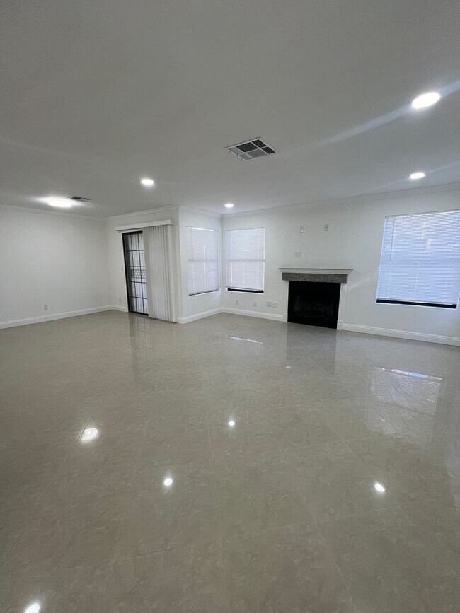 Building Photo - Spacious & Bright 3bed 2.5bath 2car garage...