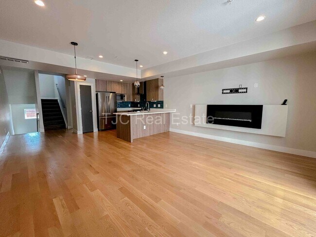 Foto del edificio - 4919 Lowell Blvd