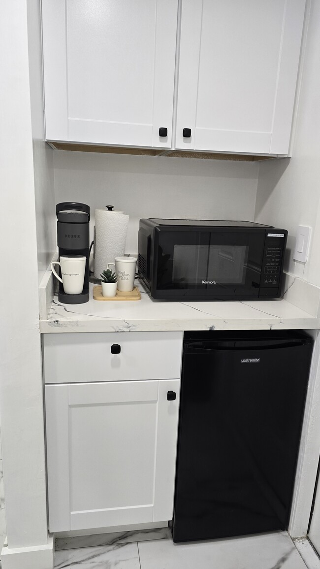 kitchenette w/mini fridge and microwave - 19353 SW 103rd Ct