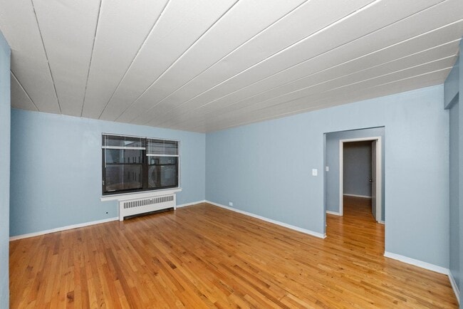 Building Photo - 1360 W Touhy Ave