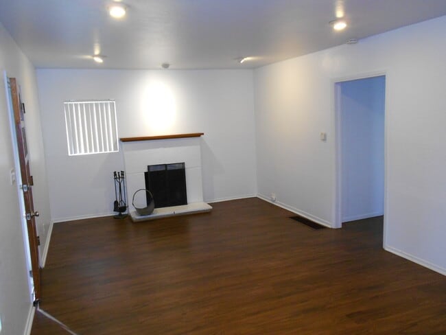 Building Photo - 892 Broadmoor Blvd