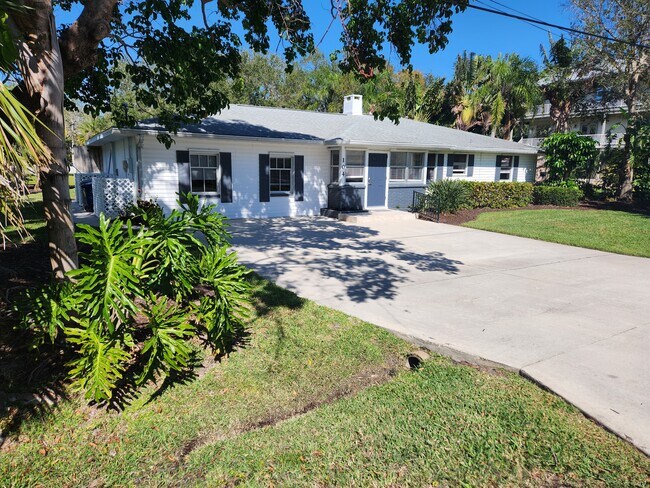 Building Photo - 104 Shoreland Dr