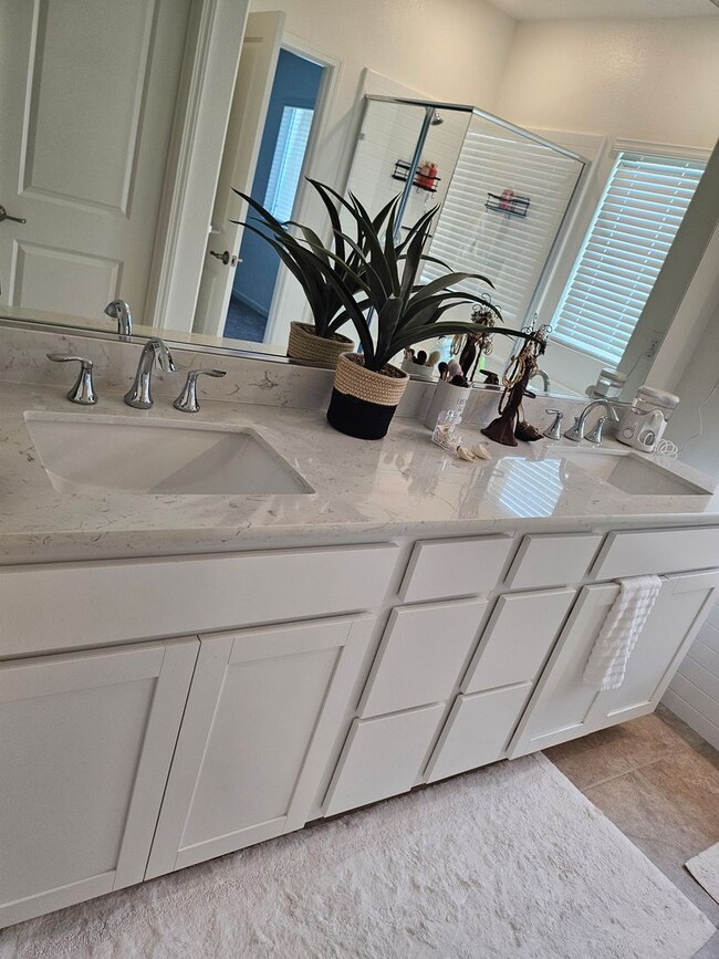 Building Photo - LARGE NEWLY BUILT 5 BEDROOM 3 BATHROOM