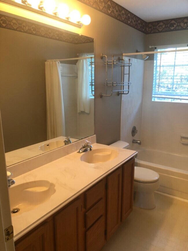 Building Photo - 819 Fern Springs Ct