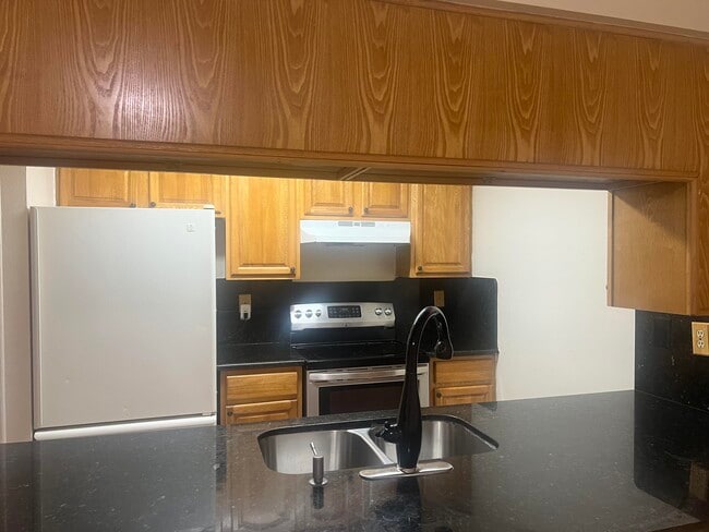 Building Photo - 2073 E Bond Dr