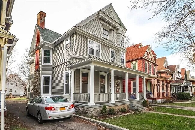 Front of House - 473 Alexander St