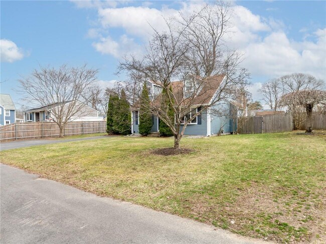 Foto del edificio - 32 Hamlin Ave