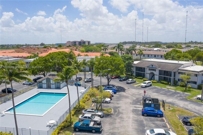 Foto del edificio - 20680 NE 4th Ct