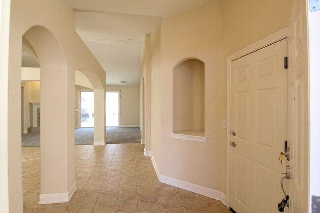 Foto del edificio - Spacious Home Near Mountain View School with a 3 Car Garage