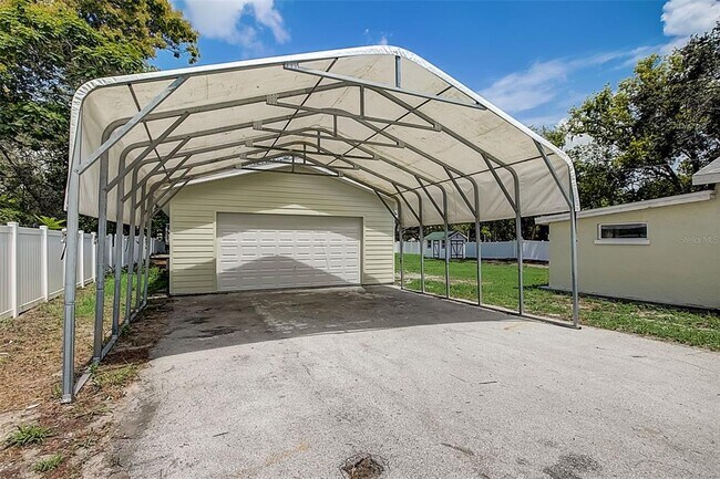 Foto del edificio - 11613 Oak Ln