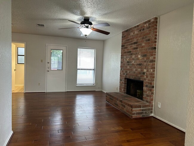 Foto del edificio - Beautiful 3 Bedroom, 2.5 Bathroom Townhome...