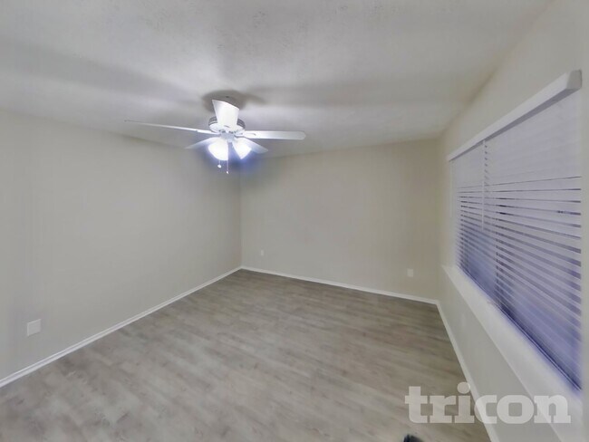 Foto del edificio - 3221 Edgebrook Dr