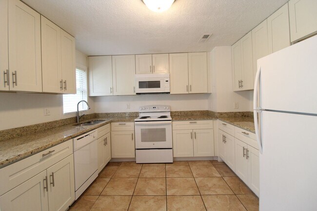 Foto del edificio - 2 Bedroom 1 Bath Home In Overland Park Kansas