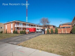 Building Photo - 552-558 Riverview Dr