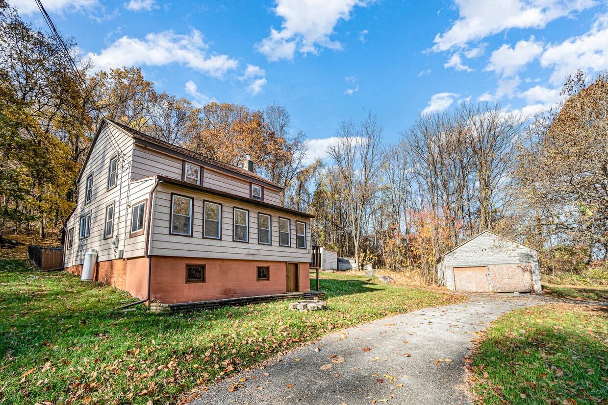Primary Photo - Very Private 2 Bedroom 1 Bathroom Colonial...