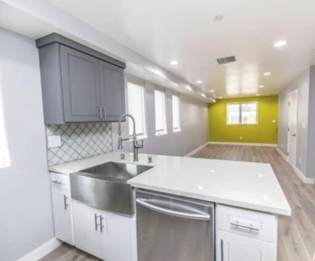 Building Photo - 1120 1/2 N Heliotrope Dr