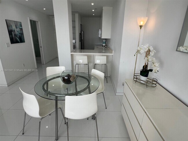 Building Photo - 100 Lincoln Rd