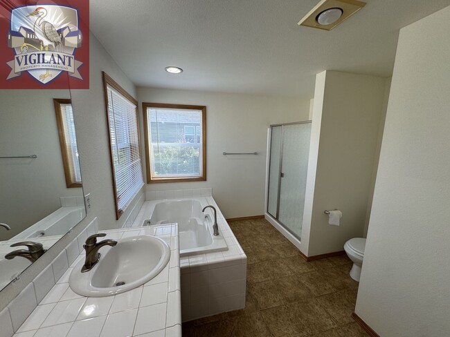 Building Photo - Amazing 3 bedroom home with office