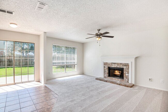 Foto del edificio - Classic 4-Bedroom in South Fort Worth