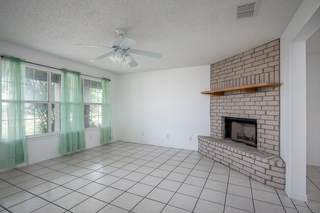 Building Photo - 854 Lago Vista Dr