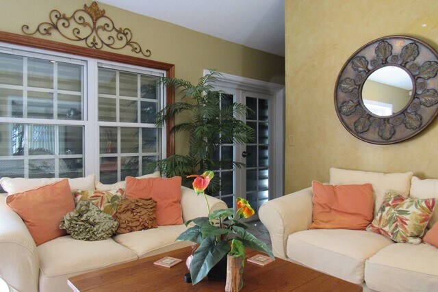 Foto del edificio - AVAILABLE NOW!! Furnished 2 bed/2 bath Home with Pool and on Canal