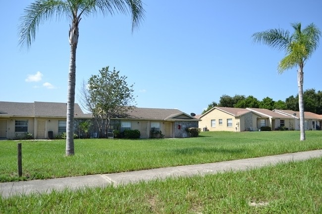 Foto del edificio - Woodman Way Townhomes