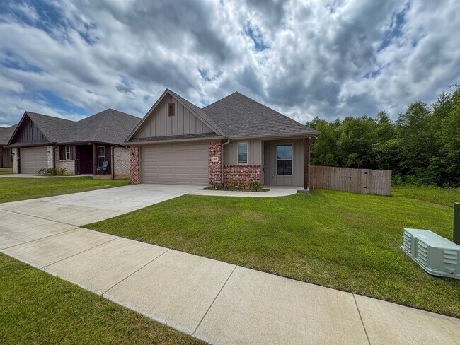 Building Photo - 3 Bedroom 2 Bath Newly Construction in Whi...