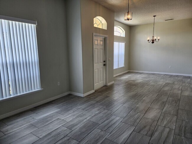 Building Photo - 4/2 Contemporary Style house