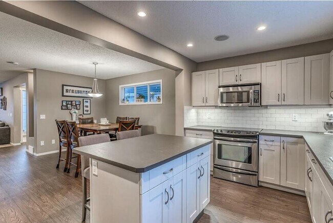Photo du bâtiment - Beautiful 4 Bd/3/5 Bath Home, with Ovrszd ...