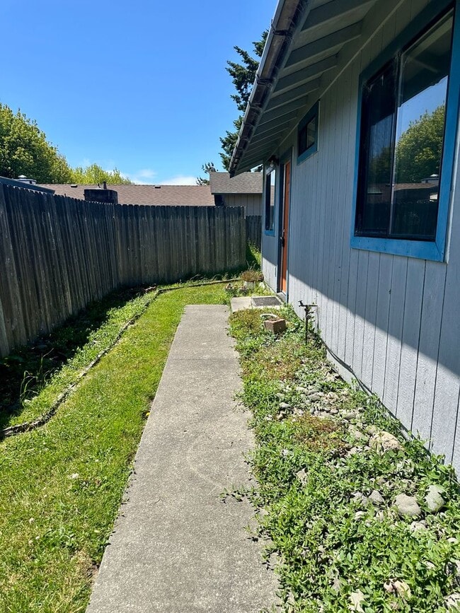 Building Photo - Charming 2BR Home in Arcata with Fenced Yard
