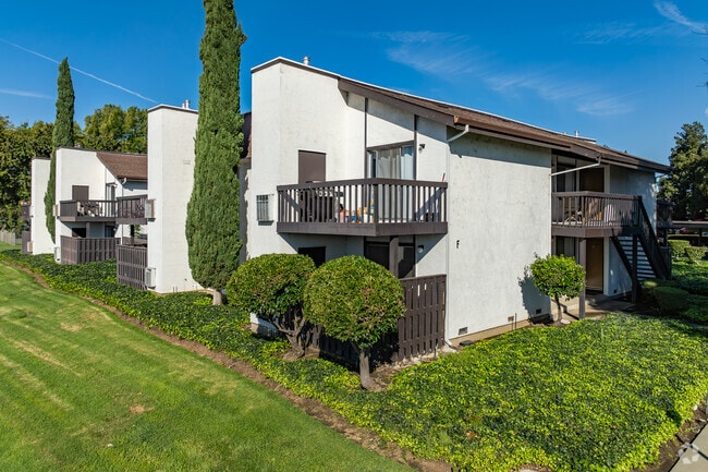 Building Photo - Country Club Apartments