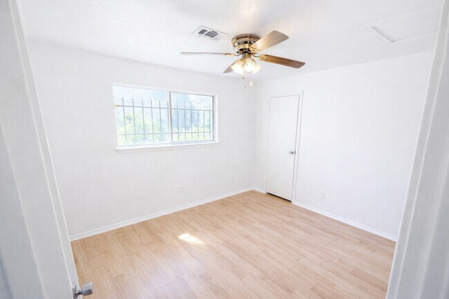 Foto del edificio - 10818 Long Gate Dr