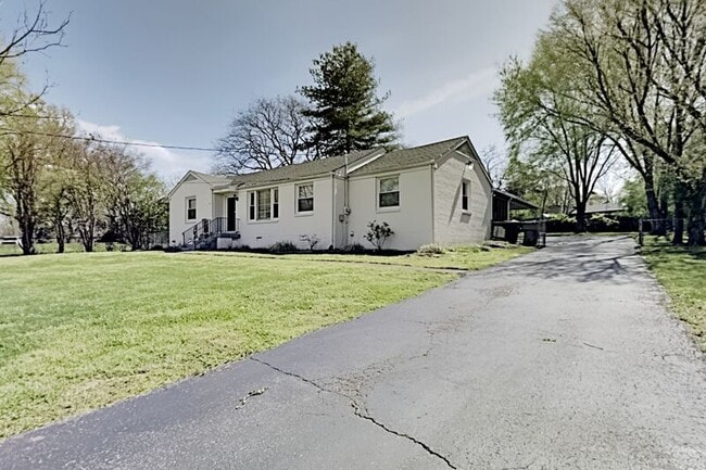 Building Photo - 537 Whispering Hills Dr