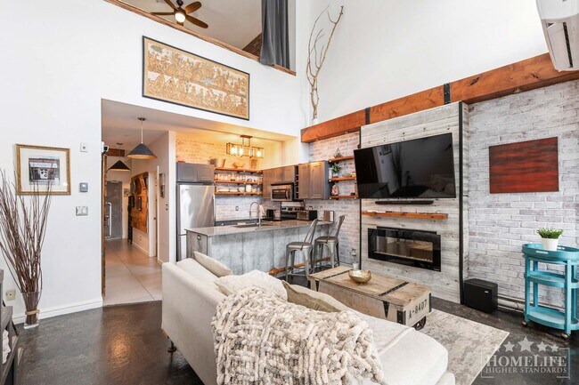 Photo du bâtiment - Stunning 2 Bed | 2 Bath Industrial-Chic Lo...