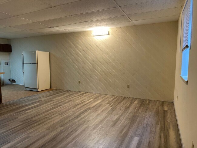 Building Photo - 2 bedroom, 1 bath, Ground Level Apt. Kings...
